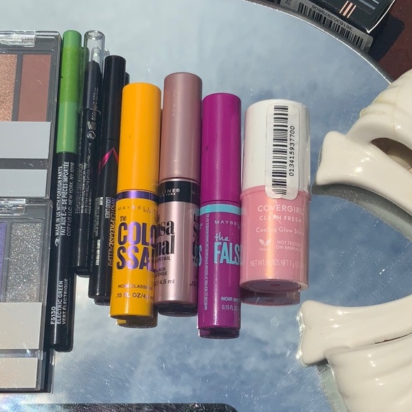 COVERGIRL/MAYBELLINE 10-PIECE MAKE UP BUNDLE, 2 EYESHADOW PALETTES, 3 MASCARAS - Picture 4 of 8